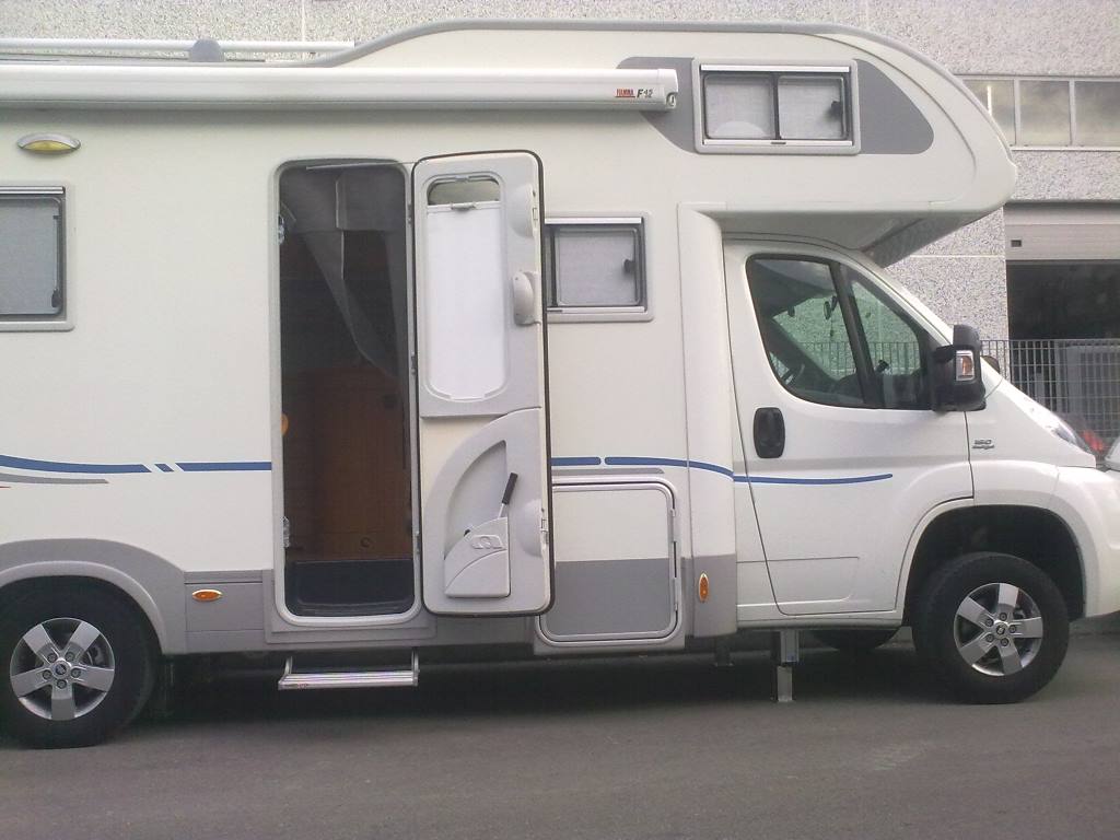X250-ducato-adria-TESA-Autolift-camper-levelsysteem-installatievoorbeeld-1